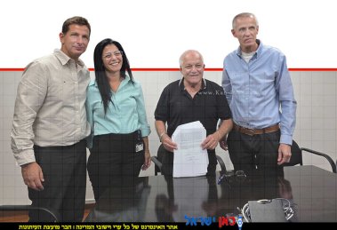 יעקב קוינט מנהל ר.מ.י, שר הבינוי והשיכון, חיים כץ, ראש העיר יריב פישר: הסכם גג הרצליה | עיבוד צילום: שולי סונגו©