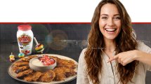צעירה מתלהבת ממתכון לביבות טחינה כתומות של חברת אחוה, צילום הדס ניצן | הדמייה של בינה מלאכותית של Gemini Google | עיבוד צילום: שולי סונגו©