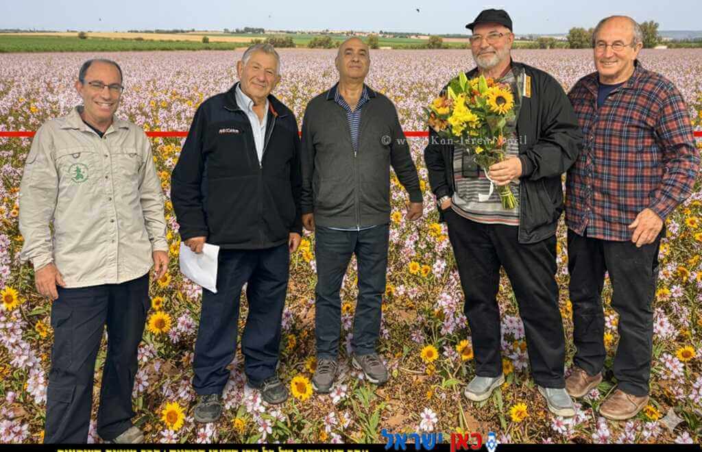 משמאל: אהד אפיק שהמ, חיים אפרת מדריך לשעבר בשהמ, יוסי קמר מכון וולקני בוריס יעקובסון ויוסי סלבצקי מדריך דבורים לשעבר בשה"מ | צילום: המועצה להאבקה ודבש | הדמייה של בינה מלאכותית של Gemini Google | עיבוד צילום: שולי סונגו© משמאל: אהד אפיק שהמ, חיים אפרת מדריך לשעבר בשהמ, יוסי קמר מכון וולקני בוריס יעקובסון ויוסי סלבצקי מדריך דבורים לשעבר בשה"מ | צילום: המועצה להאבקה ודבש | הדמייה של בינה מלאכותית של Gemini Google | עיבוד צילום: שולי סונגו©