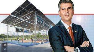 שר האנרגיה והתשתיות, אלי כהן | רקע: פאנלים, על גג מגרש מקורה-מוצל עם צללים רכים של סלים ושחקנים | הדמייה של בינה מלאכותית של Gemini Google | עיבוד צילום: שולי סונגו©