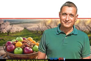 מנכ"ל ארגון מגדלי הפירות, ירון בלחסן ברקע סלסילת פירות טריים וצבעוניים תפוחים, תמרים ושקדים מטע ארץ-ישראלי פורח | הדמייה של בינה מלאכותית של Gemini Google | עיבוד צילום: שולי סונגו©