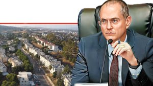 ח"כ עודד פורר ברקע: שכונת שפרינצק בקרית שמונה |צילום: כנסת ישראל ו-ויקיפדיה | עיבוד: Photolab | עיבוד צילום: שולי סונגו©