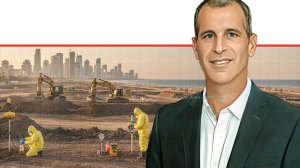 אבי חיים, סמנכ"ל בכיר במשרד להגנת הסביבה. הדמיה: אתר בנייה ודחפורים בשטח שדה דב על רקע קו החוף של תל אביב | הדמייה של בינה מלאכותית של Gemini Google | עיבוד: Photolab שולי סונגו ©