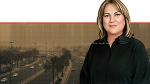ד"ר לבנה קורדובה-ביז'ונר מנהלת מערך ניטור אוויר ארצי במשרד להגנת הסביבה ברקע: אבק | צילום: שלומי אמסלם לע"מ | הדמייה של בינה מלאכותית של Gemini Google | עיבוד צילום: שולי סונגו©
