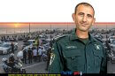 מפקד משטרת תחנת חדרה, סנ”צ ארז עמר ברקע הדמייה חוף חדרה גבעת אולגה | הדמייה של בינה מלאכותית של Gemini Google | עיבוד: Photolab שולי סונגו ©