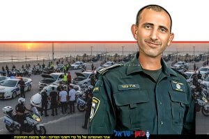 מפקד משטרת תחנת חדרה, סנ”צ ארז עמר ברקע הדמייה חוף חדרה גבעת אולגה | הדמייה של בינה מלאכותית של Gemini Google | עיבוד: Photolab שולי סונגו ©
