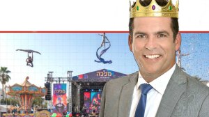 ראש העיר נתניה, אבי סלמה עם כתר מלוכה על הראש כתחפושת לאירועי פורים LIVE בנתניה | צילום: עיריית נתניה | הדמייה של בינה מלאכותית של Gemini Google | עיבוד: שולי סונגו ©