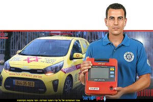 פרמדיק עם מכשיר מַפְעֵם, לידו רכב של רכב תגובה מיידית (רת"ם) של מגן דוד אדום | צילום: סלימאן הנו, מדא | צילום: Gemini Google | עיבוד: שולי סונגו ©