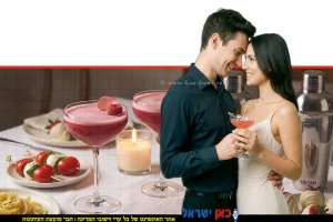 זוג אוהבים עם קוקטייל "Velvet Kiss" ("נשיקת הקטיפה") והארוחה על השולחן המעוצב המתכון באדיבות חברת סולתם (Soltam) | הדמייה של בינה מלאכותית של Gemini Google | עיבוד: שולי סונגו ©