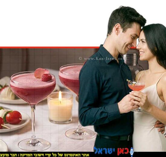 זוג אוהבים עם קוקטייל "Velvet Kiss" ("נשיקת הקטיפה") והארוחה על השולחן המעוצב המתכון באדיבות חברת סולתם (Soltam) | הדמייה של בינה מלאכותית של Gemini Google | עיבוד: שולי סונגו ©
