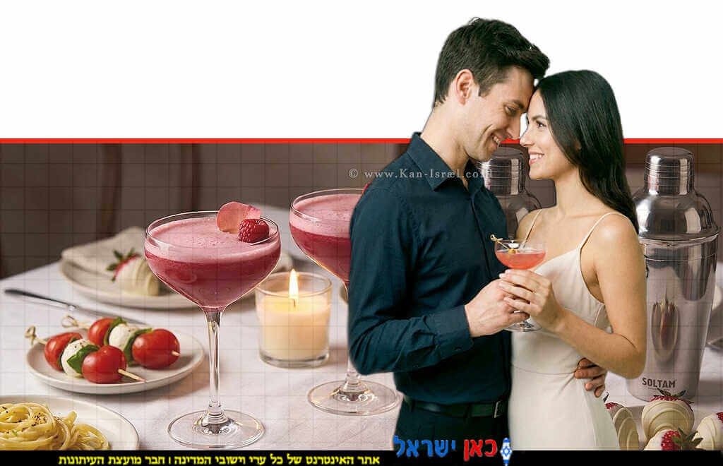 זוג אוהבים עם קוקטייל "Velvet Kiss" ("נשיקת הקטיפה") והארוחה על השולחן המעוצב המתכון באדיבות חברת סולתם (Soltam) | הדמייה של בינה מלאכותית של Gemini Google | עיבוד: שולי סונגו ©