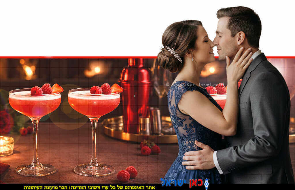 זוג אוהבים עם קוקטייל "Velvet Kiss" ("נשיקת הקטיפה") והארוחה על השולחן המעוצב המתכון באדיבות חברת סולתם (Soltam) | הדמייה של בינה מלאכותית של Gemini Google | עיבוד: שולי סונגו ©