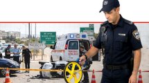 בוחן תנועה של המשטרה בזירת תאונת דרכים קטלנית ב"דרך באבא סאלי" בנהריה, רוכב קלנועית בן 74 איבד את חייו לאחר שנפגע מרכב פרטי | צילום: הדמייה Gemini Google | עיבוד: Photolab שולי סונגו ©