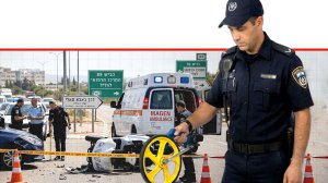 בוחן תנועה של המשטרה בזירת תאונת דרכים קטלנית ב"דרך באבא סאלי" בנהריה, רוכב קלנועית בן 74 איבד את חייו לאחר שנפגע מרכב פרטי | צילום: הדמייה Gemini Google | עיבוד: Photolab שולי סונגו ©