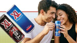 ריקול למשקה האנרגיה הפופולרי XL במהדורתו הכשרה לפסח ברקע: תקריב של זוג צעירים לצד פחיות שתייה | ההדמייה בצילום: Gemini Google | עיבוד: Photolab שולי סונגו ©