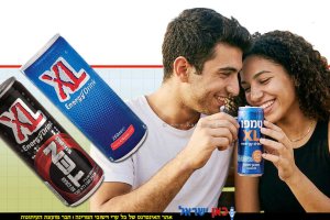 ריקול למשקה האנרגיה הפופולרי XL במהדורתו הכשרה לפסח ברקע: תקריב של זוג צעירים לצד פחיות שתייה | ההדמייה בצילום: Gemini Google | עיבוד: Photolab שולי סונגו ©