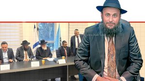 הרב יצחק ורדי, ברקע: מנכ"ל המשרד יהודה אבידן מברך את הרב הנבחר הרב יצחק ורדי, צילום: דוברות המשרד לשירותי דת | עיבוד: Photolab | עיבוד צילום: שולי סונגו©