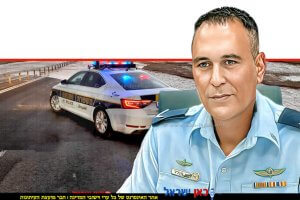ניצב חיים בובליל מפקד משטרת המחוז הדרומי ברקע: ניידת משטרת התנועה בחסימה מפני הצפה מהגשם | צילום משטרת ישראל | עיבוד: Photolab | עיבוד צילום: שולי סונגו©