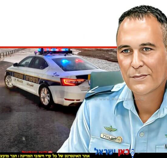ניצב חיים בובליל מפקד משטרת המחוז הדרומי ברקע: ניידת משטרת התנועה בחסימה מפני הצפה מהגשם | צילום משטרת ישראל | עיבוד: Photolab | עיבוד צילום: שולי סונגו©