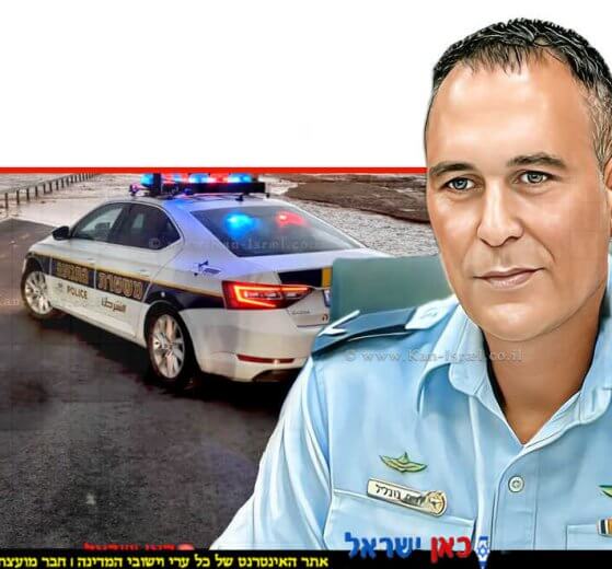 ניצב חיים בובליל מפקד משטרת המחוז הדרומי ברקע: ניידת משטרת התנועה בחסימה מפני הצפה מהגשם | צילום משטרת ישראל | עיבוד: Photolab | עיבוד צילום: שולי סונגו©