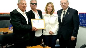 מימין: יעקב חגואל, אנני ואריה אלקיים, הוריו של דן אלקיים ז״ל שנרצח בפיגוע בסידני בשמאל: אלוף (מיל') דורון אלמוג | צילום: ליאור דסקל | עיבוד צילום: שולי סונגו©