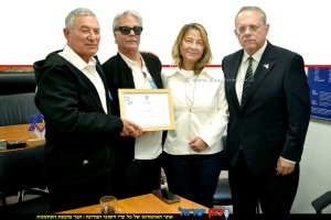 מימין: יעקב חגואל, אנני ואריה אלקיים, הוריו של דן אלקיים ז״ל שנרצח בפיגוע בסידני בשמאל: אלוף (מיל') דורון אלמוג | צילום: ליאור דסקל | עיבוד צילום: שולי סונגו©