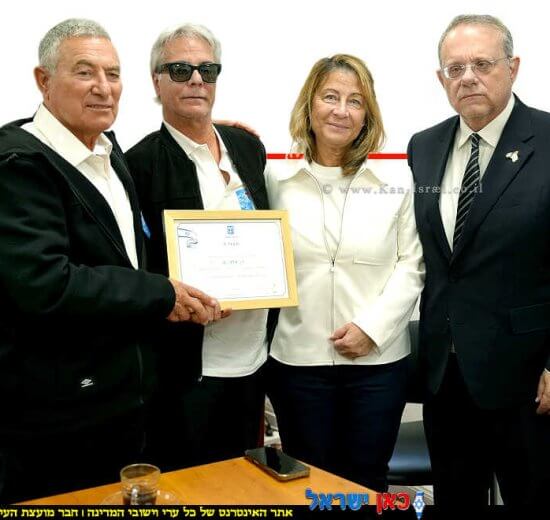 מימין: יעקב חגואל, אנני ואריה אלקיים, הוריו של דן אלקיים ז״ל שנרצח בפיגוע בסידני בשמאל: אלוף (מיל') דורון אלמוג | צילום: ליאור דסקל | עיבוד צילום: שולי סונגו©