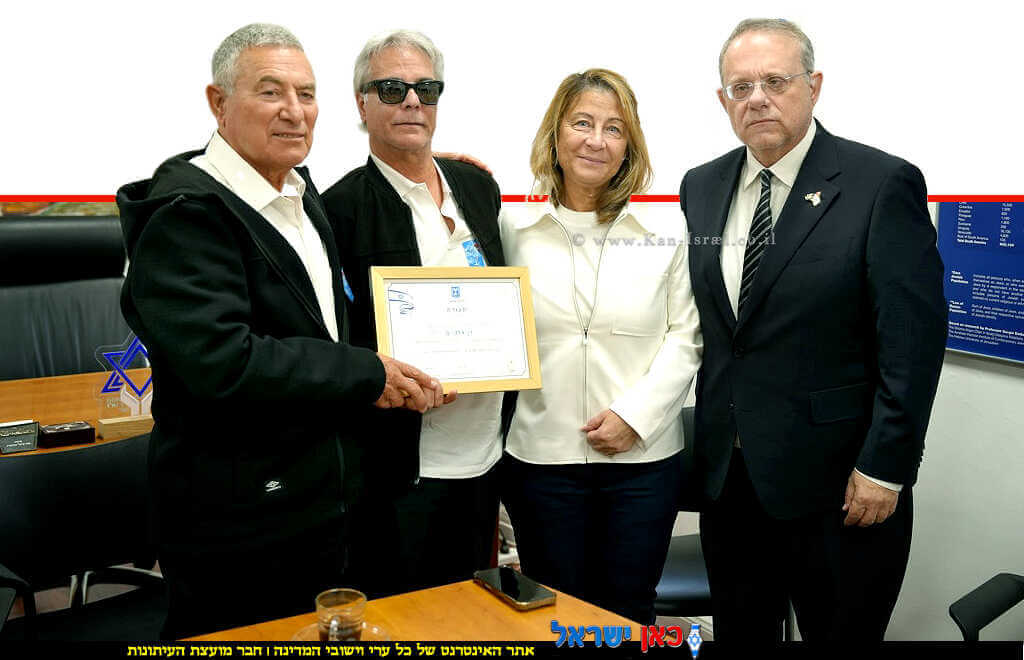 מימין: יעקב חגואל, אנני ואריה אלקיים, הוריו של דן אלקיים ז״ל שנרצח בפיגוע בסידני בשמאל: אלוף (מיל') דורון אלמוג | צילום: ליאור דסקל | עיבוד צילום: שולי סונגו©