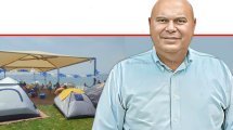 יוסי נבעה יו"ר איגוד ערים כינרת | רקע: חוף חלוקים-לבנון-כורסי, מתחם נגיש | צילום נועה אלפנדרי | עיבוד: Photolab | עיבוד צילום: שולי סונגו©