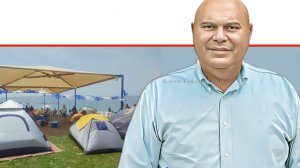 יוסי נבעה יו"ר איגוד ערים כינרת | רקע: חוף חלוקים-לבנון-כורסי, מתחם נגיש | צילום נועה אלפנדרי | עיבוד: Photolab | עיבוד צילום: שולי סונגו©