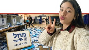 טור של ד"ר אברהם בן עזרא על הדר מוכתר כוכבת הרשת מכוונת הפעם דרך הפריימריז של הליכוד רקע פתקי הצבעה | עיבוד: Gemini Google | עיבוד ai :Capilot | עיצוב: שולי סונגו©