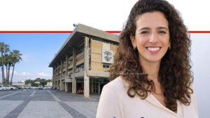 גל סעדה, יועצת תקשורת ודוברת עיריית חדרה |ברקע: בניין העיריה |עיבוד: ai Capilot | עיצוב: שולי סונגו©