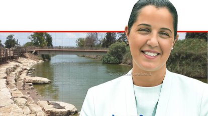גלית שאול ראשת המועצה האזורית עמק חפר ויו"ר רשות ניקוז ונחלים שרון, ברקע: נחל אלכסנדר | עיבוד: Gemini Google | עיצוב: שולי סונגו©