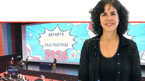 ראש מנהל חינוך וחברה, בעיריית נתניה, הגב' אתי דהן, ברקע: פסטיבל הסרטים של בתי הספר הדו-לשוניים ב'סינמה סיטי' | צילום: עיריית נתניה | עיבוד: Gemini Google | עיצוב: שולי סונגו©
