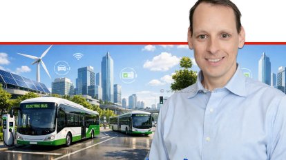 רון אייפר, עיר חכמה, אוטובוסים חשמליים, עמדות טעינה, שמיים בהירים צילום: דוברות משרד האנרגיה והתשתיות | עיבוד ai Capilot | עיצוב: שולי סונגו©