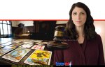 עו"ד מרינה רוזנפלד פרקליטות מחוז צפון כללי, פטיש שופט ברקע קלפי טארוט המחשת השילוב המניפולטיבי שבין עולם המשפט לתרמית הקלפים | עיבוד: Gemini Google | עיצוב: שולי סונגו©