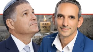 אבי דבוש, ניצול טבח ה-7 באוקטובר מקיבוץ נירים, מול ראש השב"כ, דוד זיני, נר זיכרון למיצג ההנצחה לנפגעי ה-7 באוקטובר | עיבוד: ai Capilot | עיבוד: Gemini Google | עיצוב: שולי סונגו©