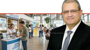 הממונה על הרשות להגנת הצרכן ולסחר הוגן יעקב (קובי) זריהן ברקע: מתנדבים בהסברה לציבור בהנגשת זכויות צרכניות | עיבוד: AI | עיצוב: שולי סונגו©