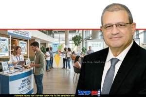 הממונה על הרשות להגנת הצרכן ולסחר הוגן יעקב (קובי) זריהן ברקע: מתנדבים בהסברה לציבור בהנגשת זכויות צרכניות | עיבוד: AI | עיצוב: שולי סונגו©