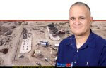מאיר צור ראש המועצה אזורית הערבה התיכונה ברקע: קידוחי עין יהב | צילום: עמיחי סנדלר | עיבוד: AI | עיצוב: שולי סונגו©