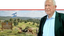 שר החקלאות וביטחון המזון, חה״כ אבי דיכטר ברקע: מגדל בקר | עיבוד: Gemini Google | עיצוב: שולי סונגו©