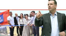 ראש עיריית נתניה, אבי סלמה, השרה להגנת הסביבה עידית סילמן; ומנכ"ל המשרד, רמי רוזן בחנוכת פרויקט הגנת מצוקי החוף | צילום: עיריית נתניה | עיבוד: AI | עיצוב: שולי סונגו©