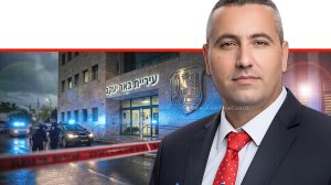 נועם ששון סגן ראש עיריית באר יעקב - מואשם בפרשת שחיתות במכרזים | עיבוד: Gemini Google | עיצוב: שולי סונגו©