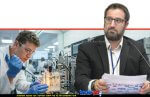 פרופ בריאן רוזן המדען הראשי במשרד האנרגיה והתשתיות, ברקע חוקר במעבדה מתקדמת בוחן רכיבים אלקטרוכימיים | עיבוד: Gemini Google | עיצוב: שולי סונגו©