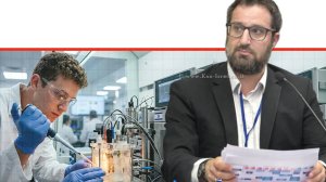 פרופ' בריאן רוזן המדען הראשי במשרד האנרגיה והתשתיות, ברקע חוקר במעבדה מתקדמת בוחן רכיבים אלקטרוכימיים | ד"ר אבי רווה © | עיבוד: Gemini Google | עיצוב: שולי סונגו©