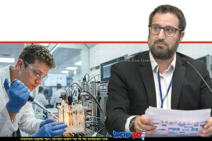 פרופ' בריאן רוזן המדען הראשי במשרד האנרגיה והתשתיות, ברקע חוקר במעבדה מתקדמת בוחן רכיבים אלקטרוכימיים | ד"ר אבי רווה © | עיבוד: Gemini Google | עיצוב: שולי סונגו©