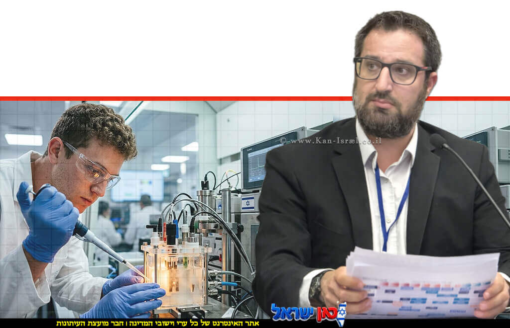 פרופ' בריאן רוזן המדען הראשי במשרד האנרגיה והתשתיות, ברקע חוקר במעבדה מתקדמת בוחן רכיבים אלקטרוכימיים | ד"ר אבי רווה © | עיבוד: Gemini Google | עיצוב: שולי סונגו©
