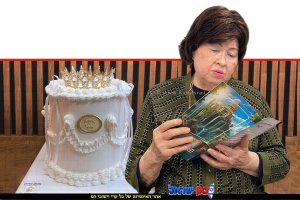 הרבנית הדגולה מרת מרים ביטון תחי' באירוע של למעלה מ-50 שנות עשייה ציבורית, הרבצת תורה, חינוך וקירוב לבבות בעיר חדרה | עיבוד: Gemini Google | עיצוב: שולי סונגו©