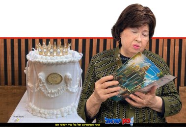 הרבנית הדגולה מרת מרים ביטון תחי' באירוע של למעלה מ-50 שנות עשייה ציבורית, הרבצת תורה, חינוך וקירוב לבבות בעיר חדרה | עיבוד: Gemini Google | עיצוב: שולי סונגו©