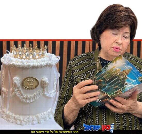הרבנית הדגולה מרת מרים ביטון תחי' באירוע של למעלה מ-50 שנות עשייה ציבורית, הרבצת תורה, חינוך וקירוב לבבות בעיר חדרה | עיבוד: Gemini Google | עיצוב: שולי סונגו©